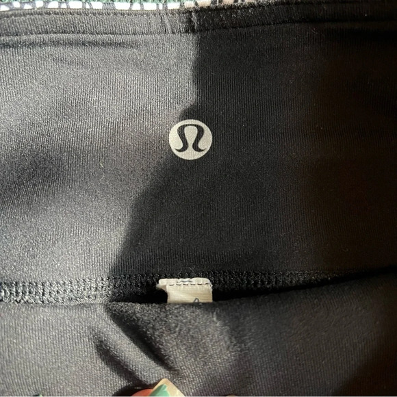 Reversible Lululemon Groove Crop SZ 4-Glacier Lace/Black - Picture 7 of 13